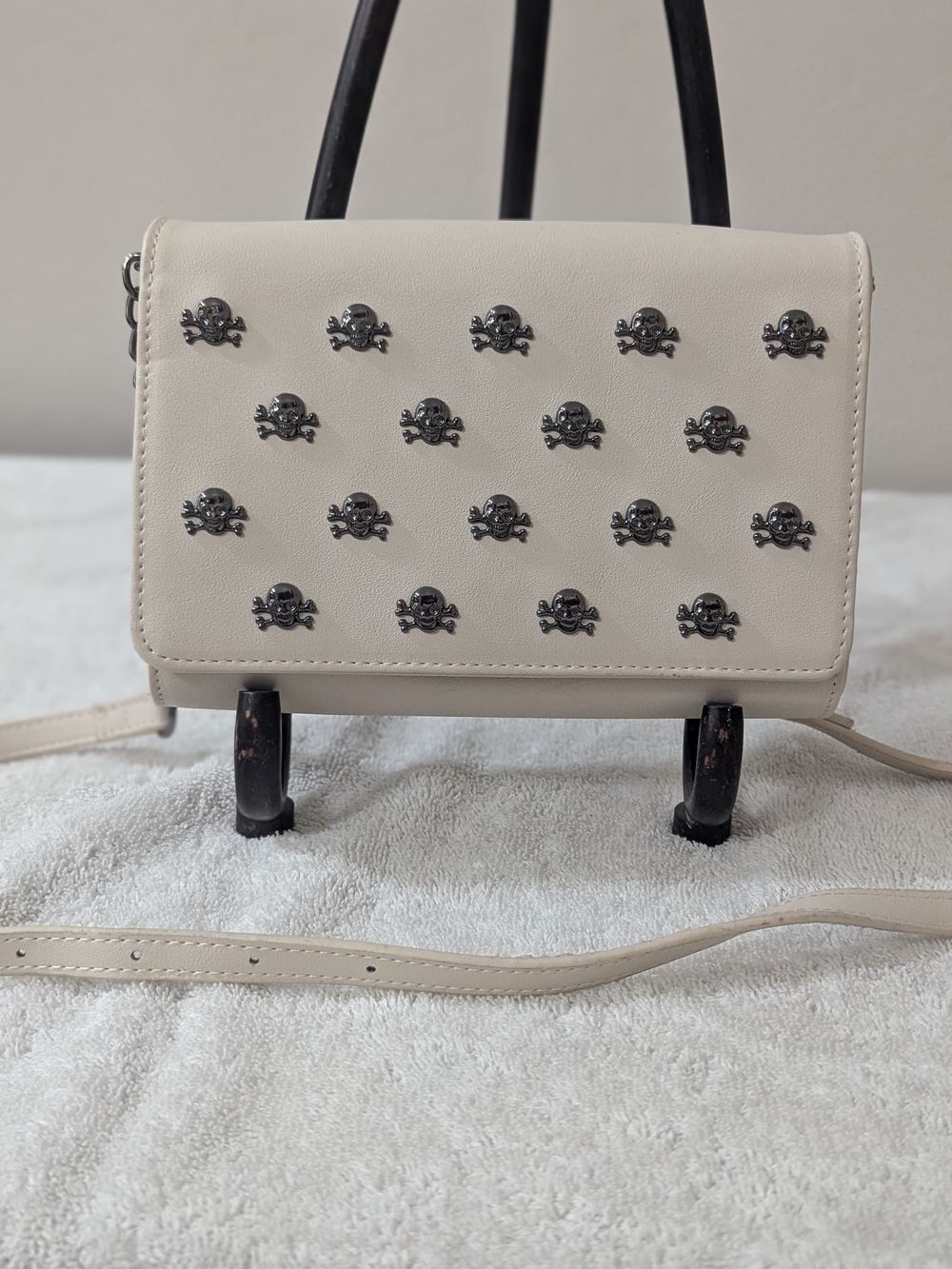 BETSEY JOHNSON XO SKULL CROSSBODY CHALK